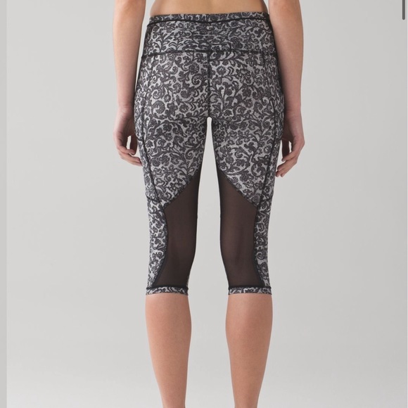 Lululemon Outrun Crop size 6
Mini Cinder Lace White Black / Black - Picture 12 of 15